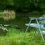 Kolorowe krzesła wędkarskie nad jeziorem podczas letniego wypoczynku