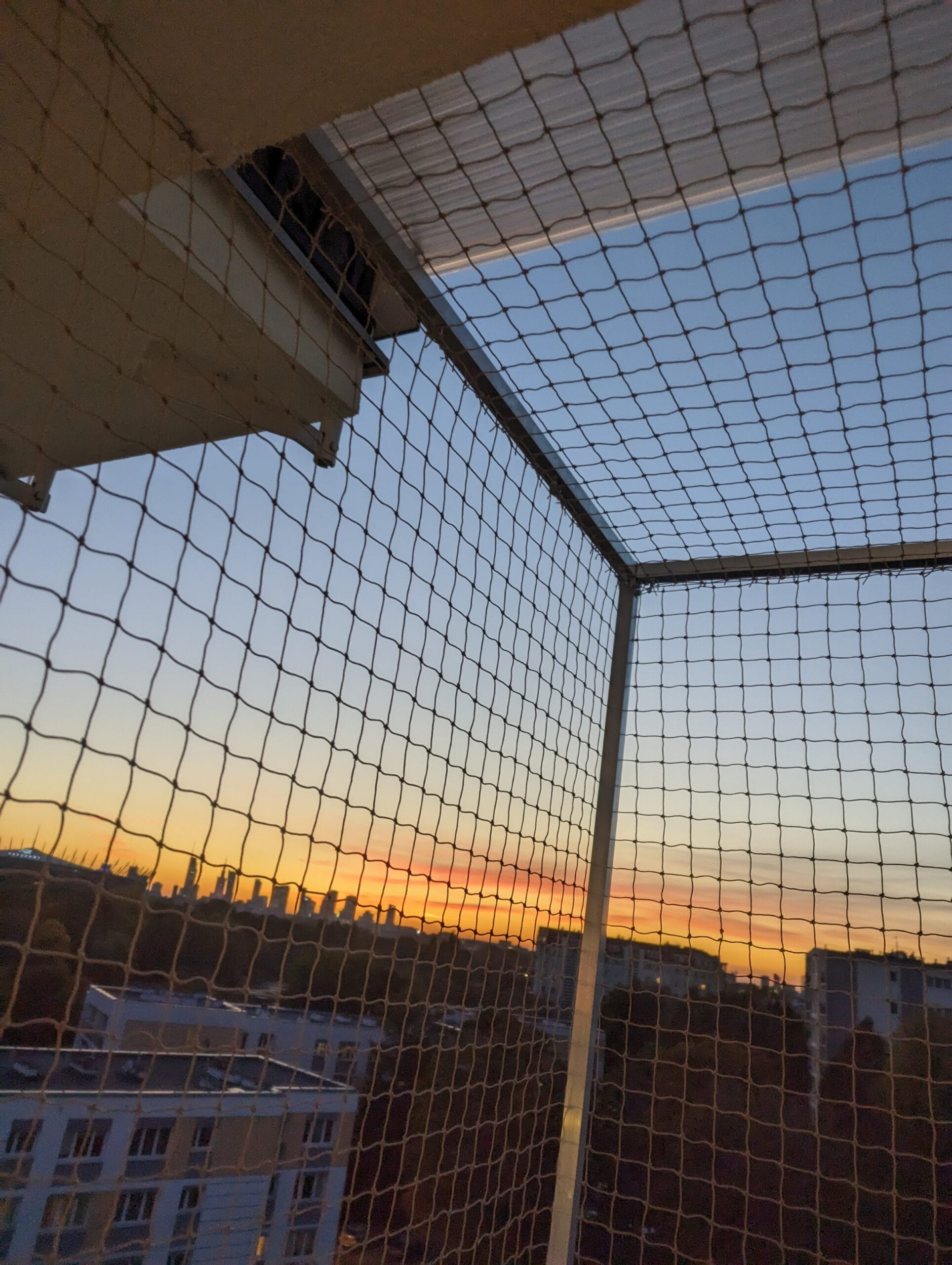 siatka na balkonie ze stelażem aluminiowym