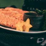 Chrupiąca smażona ryba z płatkami kukurydzianymi, gwiazdkiem i brokułem