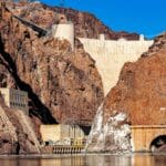 Zapora wodna w otoczeniu skalistych gór w słoneczny dzień