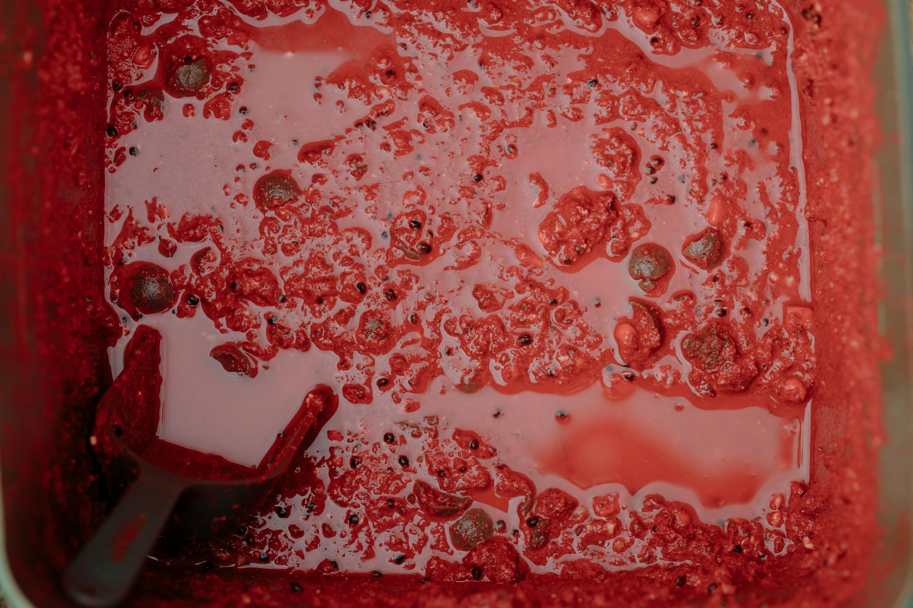 Czerwona zanęta wędkarska do feedera nabierana miarką