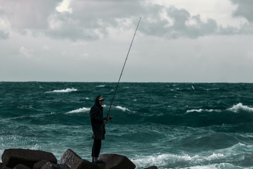 Surfcasting z plaży: jak wykonać daleki rzut i utrzymać zestaw za falą