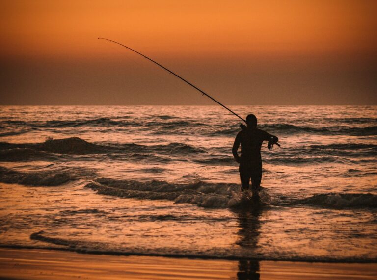 Surfcasting z plaży: jak wykonać daleki rzut i utrzymać zestaw za falą