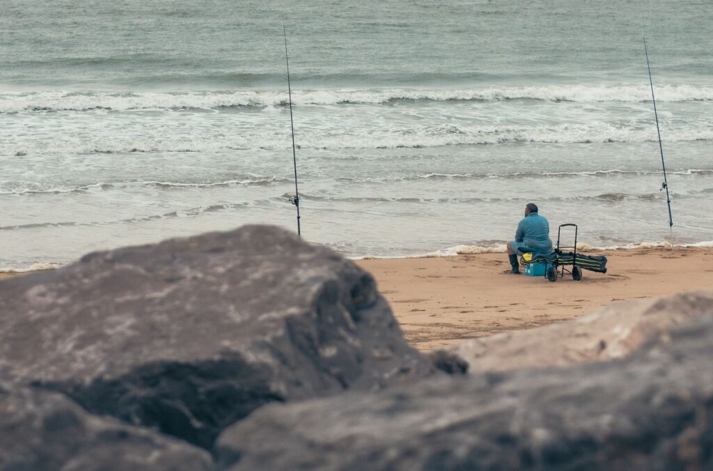 Surfcasting z plaży: jak wykonać daleki rzut i utrzymać zestaw za falą